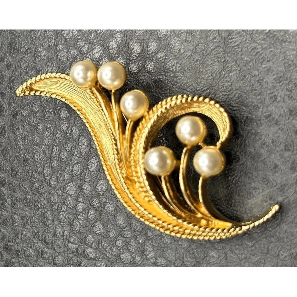 Napier Gold Tone Faux Pearl Leaf Brooch Pin Vintage 80s 90s